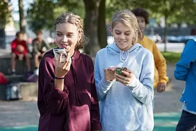 Слуховые аппараты для подростков соединяются со смартфонами